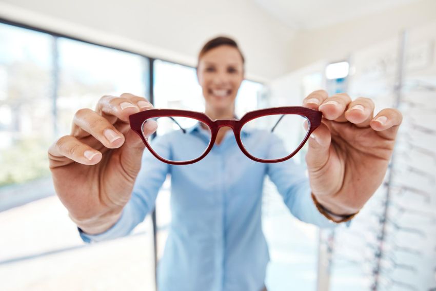 optyk prezentuje okulary dla pacjenta z astygmatyzmem