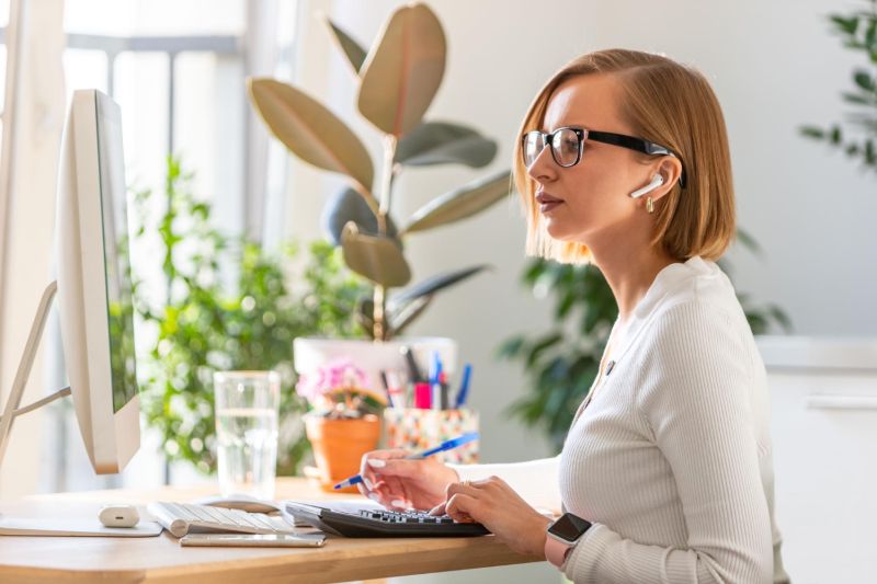 kobieta w okularach pracuje, okulary do pracy przy monitorze